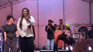 Anitta e Mc Danny cantam juntas no palco