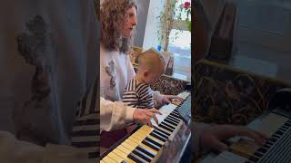 Gavriil is 1year 6months and he wants music! - Гавриилу тут 1 год и 5 месяцев, и он жаждет музыки!