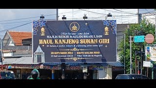 Suasana Menjelang Haul Sunan Giri Gresik 2024 di halaman dan sepanjang jalan sekitar Makam