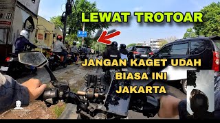 Naik trotoar di jalan jakarta udah biasa?  #jakarta