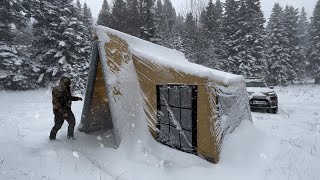 ГОРЯЧИЙ ПАЛАТОЧНЫЙ ЛАГЕРЬ С ПЕЧЬЮ ВО ВРЕМЯ СНЕЖНОЙ БУРАНИ