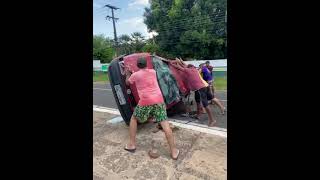 Carro capotou em avenida de Piripiri