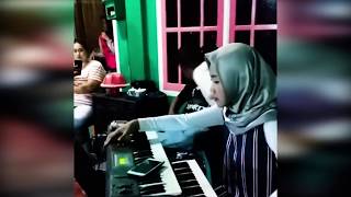 Putri Asal Konawe, Sulawesi Tenggara ini Jago Main Keyboard Elekton