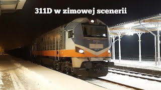 311D z węglarkami w zimowej scenerii.