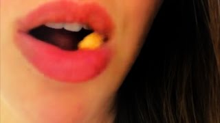 ASMR - Chewing Gum Up Close / Bubble Blowing / Popping Gum / Lip Smacking chewing Sounds