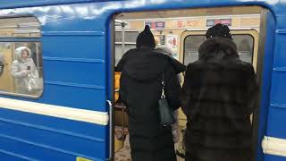 Захожу в поезд на станции метро Восток минского метрополитена, следующая станция Московская