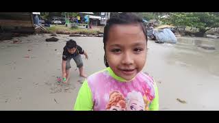 Playing in the waves and sand on the beach is very exciting || aQuinabenedict&George @PenyusukBeach