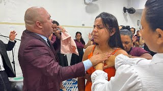 Pastor Robson Silva  Deus usando para uma jovem na cidade de própria/SE em um grande culto