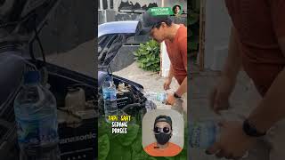 radiator mobil ini menyemprotkan air saat sedang diisi oleh seseorang