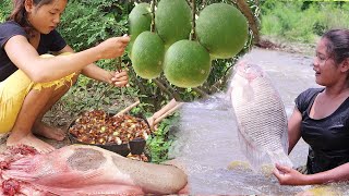 Cook beef tongue with red ants for food  In the woods - Catch fish by flowing water burn for lunch