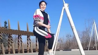 Choreographers Changchun and Yan Qiu dance the original Teacher Wei Jia dance a light cloud envelopi