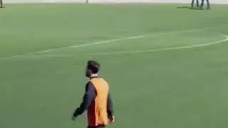 Leo messi dá cueca a um jornalista