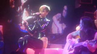 Paris - Concert de Rihanna (28/04/2010) - Hate That I Love You