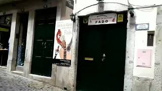 O antigo e típico Bairro de Alfama e um belo fado.