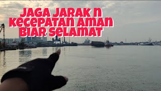 konvoi 2 tugboat n tongkang log ke pelabuhan dalam