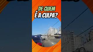 O carro branco esbarra no carro preto que bate de frente com o poste derrubanão o quem é culpadol?