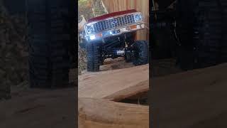 Traxxas TRX4 High Trail Chevrolet Blazer auf dem Holzstapel