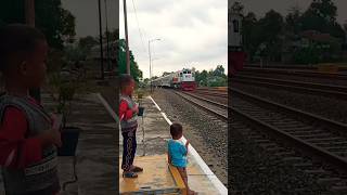 Kereta Api Pasundan #keretaapi #keretaapituttuttut #pasundan #railfans #keretacepat #basuri #telolet