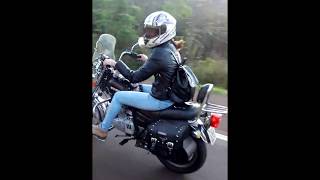 Passeando de moto com a esposa