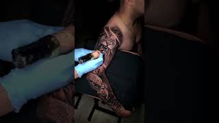 Tatuagem braço fechado masculino