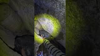 Estoy buscando un tesoro en una extraña cueva en  Colombia