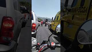 Aprovechan accidente para robar trailer, y decir que es rapiña