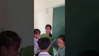 Cô giáo vê trường mới