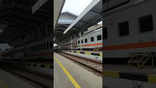 Lokomotif Vinteg #keretaapi #railfans #railway #keretaapiindonesia #indonesianrailfans #kai