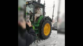 Талдомские молодожены приехали в ЗАГС на тракторе и попали на видео