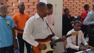 Gloire à Dieu au plus haut des cieux. Les musiciens de St Gerard Carrefour Feuilles.