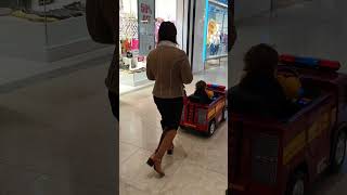 Bombeirinho Passeando com a Mamãe no Shopping