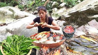 Found and catch Fresh fish in waterfall for food - Fish soup delicious for dinner - Solo cooking