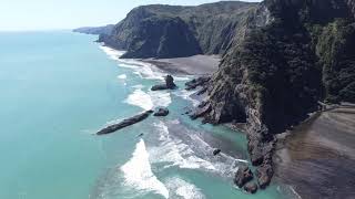 Aerial tour of Karekare - New Zealand Karekara vista por cima - Nova Zelândia