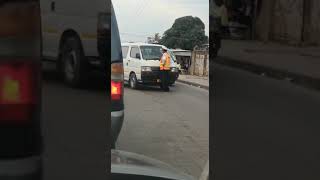 trânsito lutando com carro