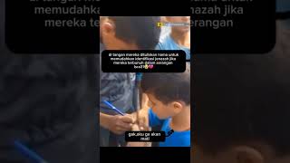 anak2 palestina menuliskan namanya di lengan tangan. agar dapat diketahui identitasnya jika syahid