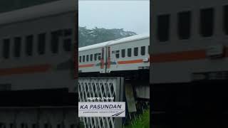 Kereta Api Pasundan Double Traksi Bonus Kobong di Jembatan Cirahong