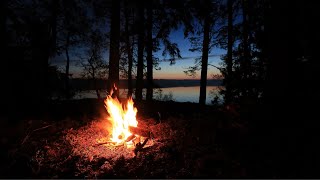 Wiosenna wędrówka i biwak nad jeziorem. Puszcza Augustowska. Bushcraft.