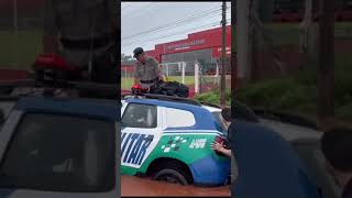 Viatura da PM/GO quase fica submersa com o volume de água da chuva entre Goiânia e Trindade