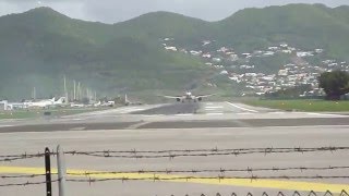 Crazy low JET LANDING ST MAARTEN AIRPORT