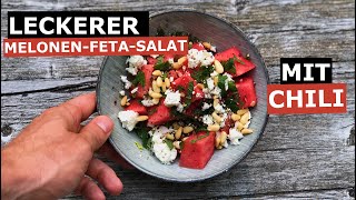 Leckerer Melonen-Feta-Salat mit Chiliflocken und Pinienkerne