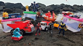 Menemukan Box di Pantai yang Berisi Mainan Robot, Bis Tayo, Mobil, Truk Kapal dan Ironman