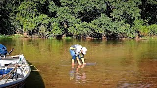 POR ESSE PEIXE EU ENTREI DENTRO DA ÁGUA PRA FAZER A SOLTURA /PESCARIA NO  RIO PARANÁ.