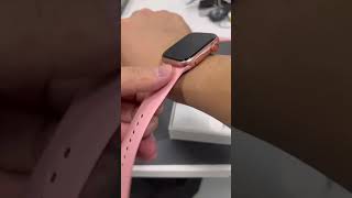 How to correctly install and wear a smartwatch strap.