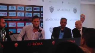 Francesco Totti rinnova il contratto con la Roma