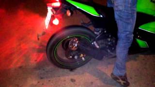 Ninja 250R al corte quemando caucho