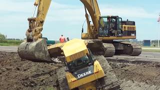 345CL Excavator Pulls Out 2 Deere Dozers From a Canal "Stuck?"