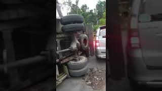 Akibat berat sebelah, truk ini sampe tiduran