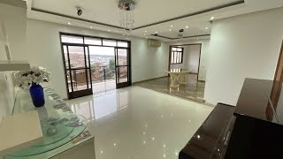 ALUGO- Jardim guanabara- Apartamento com varandão, sala, banheiro social, 5 quartos sendo 3 suítes.