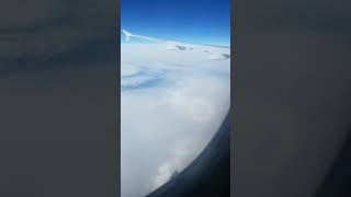 Extraño halo brillante acompañando el vuelo del avión