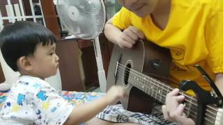 Cậu bé 2 tuổi đánh đàn ghi-ta / 2 years old playing guitar / Enfant de 2 ans joue de la guitare